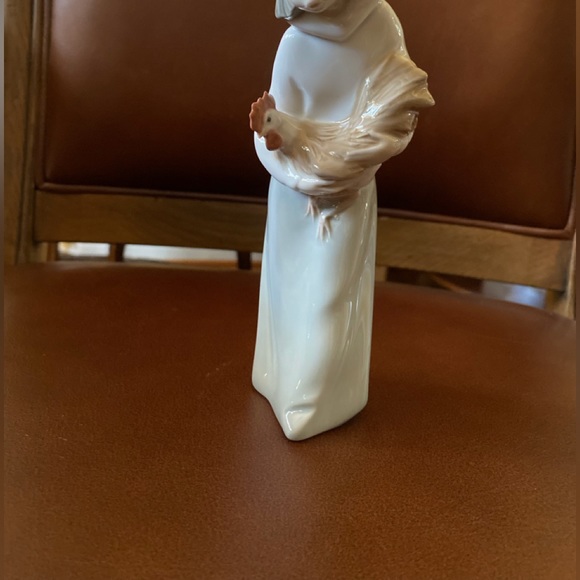 LLADRO FARM GIRL/ CHICKEN - Picture 6 of 7